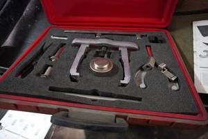 lot 57 image: Puller Compressor removing tool