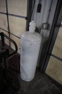 lot 118 image: White 100 pd LP tank, seems full