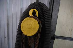 lot 120 image: Roller chain Hoist