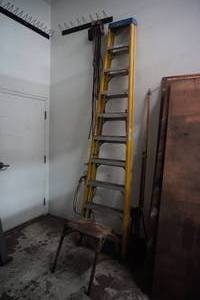 lot 130 image: 12 Fiberglass step ladder & metal step stool
