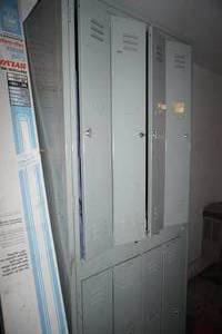 lot 140 image: 8 narrow door metal locker unit