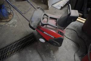 lot 145 image: Snapper snow thrower LE 17 2 cycle