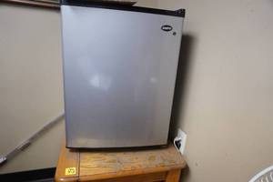 lot 174 image: Sanyo mini fridge