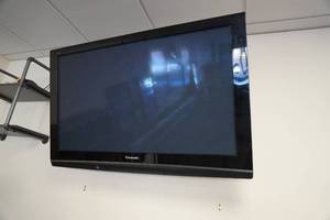 lot 1 image: 50 Flat Screen Panasonic Color TV