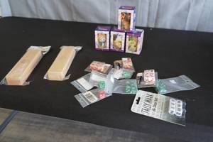 lot 142 image: Wood dice box,dice, Kid Robots