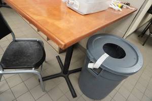 lot 184 image: 30x41x42 tall table