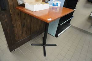lot 185 image: 30x41x42 tall table
