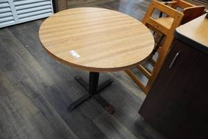 lot 204 image: 30 Round pedestal table