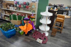 lot 217 image: Seasonal Decorations