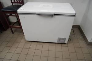 lot 186 image: Chest freezer-41x 24 x 33 high on casters-7.4 cu. Ft