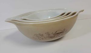 lot 14 image: Vintage Pyrex Mixing Bowls, Set of 4