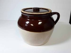 lot 16 image: Vintage Bean Pot with Lid