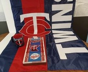 lot 21 image: Twins Banner, Cribbage Board and Mug