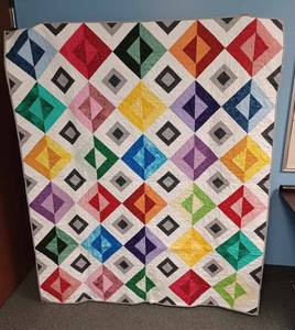 lot 26 image: Vibrant Colors Quilt
