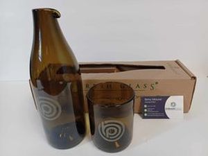 lot 32 image: Recyled Wine Bottle Glass and Carafe and Trivet