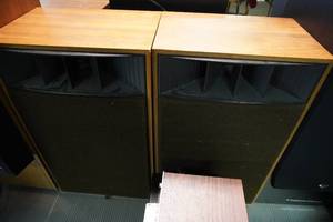 lot 8 image: Pair of Realistic speakers 17W x 12 D x 29 T