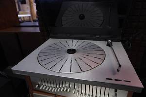 lot 17 image: Bang and Olufsen-Beogram RX2 wturntable