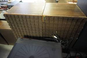 lot 18 image: Pair of speakers-Stereo-14w x13 d x 24 tall