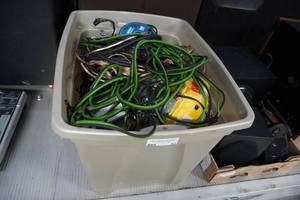 lot 33 image: Tub of power cords