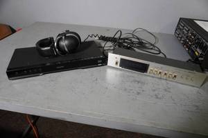 lot 38 image: Phillips Blu-Ray player & Sanyo Auto timer & Pioneer SE305 headphones