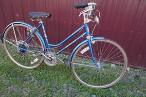 lot 3 image: Blue Schwinn Suburban Bike