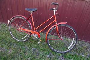 lot 8 image: Red Raleigh LTD-3 26 Bike