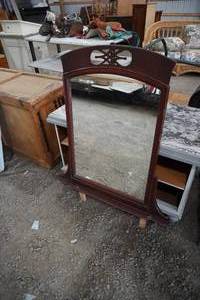 lot 14 image: Dresser Mirror 22 x 29 Tall