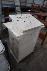 lot 22 image: Ivory Podium wtwo doors back