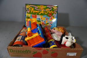 lot 27 image: Flat of toys, Tinker toys etc