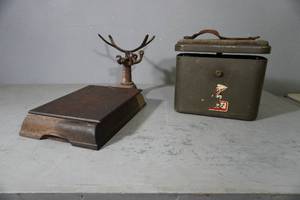 lot 31 image: Partial Scale &amp Military Container