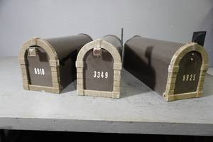 lot 43 image: 3) Metal mail boxes