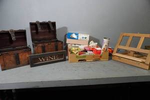 lot 51 image: Two display chests, art easel & toys