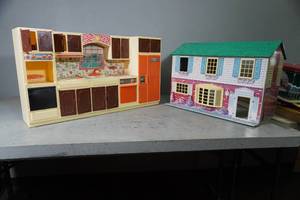 lot 71 image: Wolverine Toy Kitchen & Metal Doll House