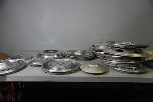 lot 81 image: Approx. 18 different old hub caps & rings