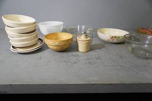 lot 109 image: Fireking, Pyrex, & Hall Bowls, Sponge Bowl-crack