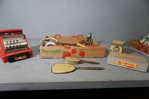 lot 122 image: Tom Thumb cah register, mirror & brush combo