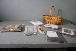 lot 18 image: Longaberger basket wkits