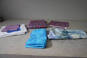 lot 59 image: Variety of blue pieces