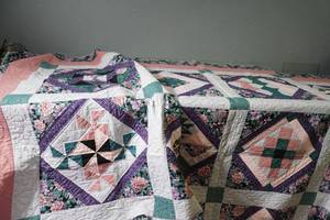 lot 89 image: Large machine stitched quilt 102 x 82