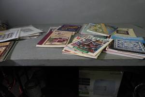 lot 123 image: Small quilting kits and books