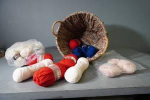 lot 148 image: 28 skeins of RedWhiteBlue & Pink yarn