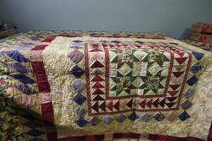 lot 88 image: Machine stitched Quilt 76 x 76