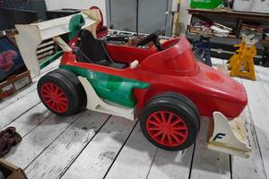 lot 234 image: Kids Race Car (Needs new battery)