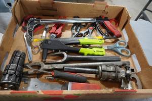 lot 251 image: Exhaust pipe expanders, snips, pop riverter