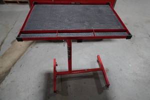 lot 256 image: Adjustable work stand on casters