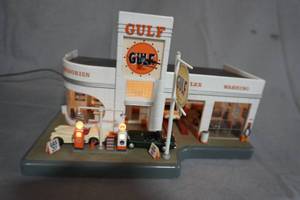 lot 263 image: Franklin Mint Gulf gas station light up diorama with extra gas pumps and bulbs