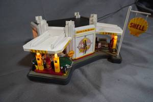 lot 286 image: Franklin Mint Shell gas station light up diorama with extra gas pumps and bulbs