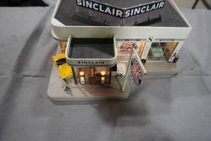 lot 294 image: Franklin Mint Sinclair gas station light up diorama with extra gas pumps and bulbs