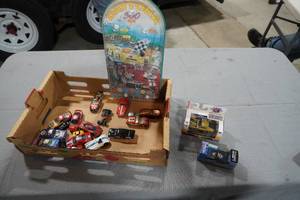 lot 304 image: Pinball game and many small cars