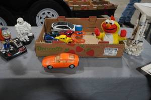 lot 306 image: Misc toys, Hot Wheels car ramp wmini car